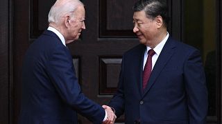  Президентът на Съединени американски щати Джо Байдън поздравява китайския президент Си Дзинпин преди среща по време на APEC Седмицата на водачите в Уудсайд, Калифорния на 15 ноември 2023 година 