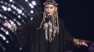  Мадона показва респект към Арета Франклин на MTV Video Music Awards на 20 август 2018 година 