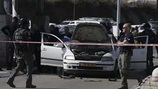 Agenti di polizia israeliana nei pressi del posto di blocco dove è avvenuto la sparatoria