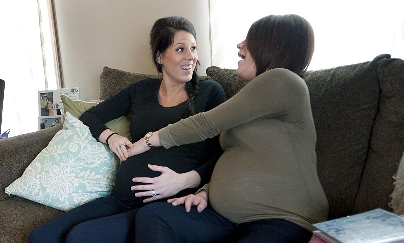 سيدتان حاملان تجلسان على أريكو في مدينة نيويورك الأمريكية