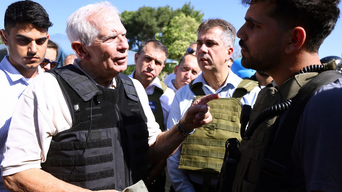 AB Dış İlişkiler ve Güvenlik Politikası Yüksek Temsilcisi Josep Borrell (solda), Hamas'ın 7 Ekim'de saldırdığı Kibbutz Beeri'yi ziyaret etti