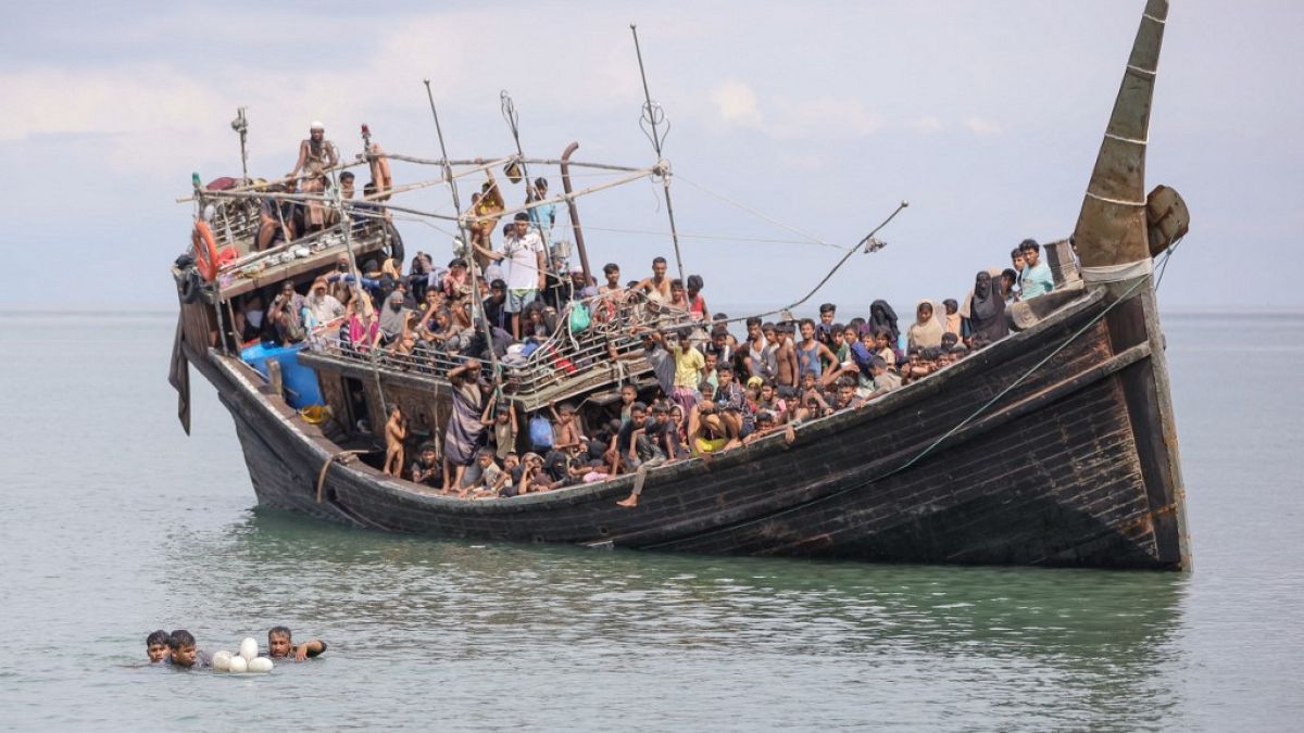 Haftalarca denizde kalan yüzlerce Arakanlı mülteci Endonezya'da karaya çıktı