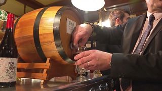 Direkt aus dem Fass können die Gäste der Kneipe "Au Pied de Cochon" den Wein verkosten.