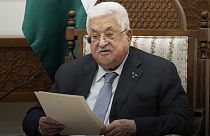 El presidente de la Autoridad Nacional Palestina, Mahmud Abás, lee una declaración durante una reunión con el presidente Macron el 24 de octubre de 2023 en Ramala, Cisjordania