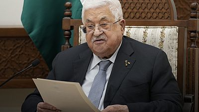 El presidente de la Autoridad Nacional Palestina, Mahmud Abás, lee una declaración durante una reunión con el presidente Macron el 24 de octubre de 2023 en Ramala, Cisjordania