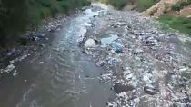 El río Motagua en Guatemala, cubierto de plástico