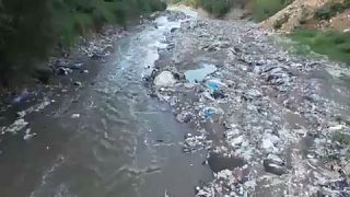 نهر ماتاغوا في غواتيمالا الملوث بالنفايات البلاستيكية