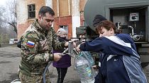 Le Kremlin a également accéléré sa distribution des passeports russes... Sans eux, les citoyens des régions occupées sont privées de nombreux services de base. 