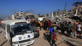 حافلة تابعة للأمم المتحدة وآثار للقصف الإسرائيلي في جنوب قطاع  غزة.