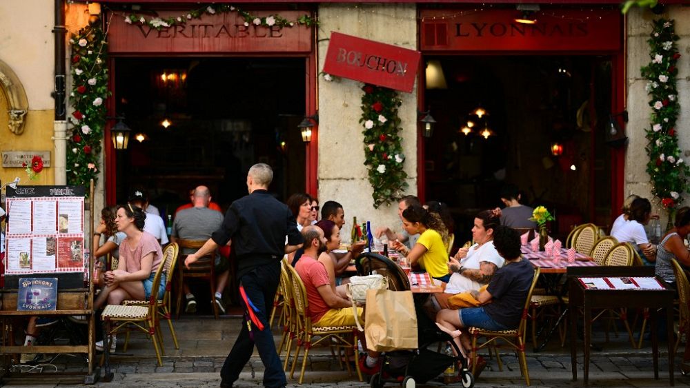 Клиентите се хранят в Bouchon традиционен ресторант в Лион на