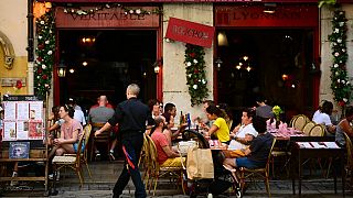  Клиенти ядат в Bouchon, обичаен ресторант в Лион, на 28 юли 2023 година 