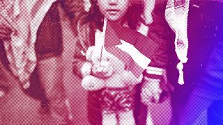  Младо момиче държи палестинския байрак по време на пропалестински марш през центъра на Хамилтън, октомври 2023 година 