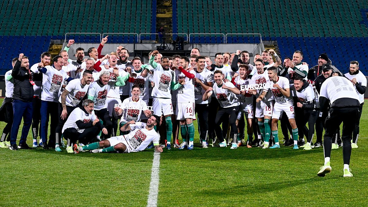 A magyar labdarúgó válogatott játékosai és a stáb az Eb-re való kijutást ünneplik Szófiában a Bulgária elleni 2-2-es mérkőzés után 2023.11.16-án.