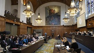 I posti vuoti lasciati dalla delegazione legale del governo siriano che non ha partecipato alle udienze preliminari all'Aia, Paesi Bassi, martedì 10 ottobre 2023.