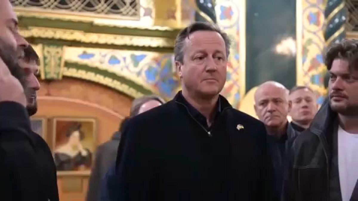 Le nouveau chef de la diplomatie britannique David Cameron en la cathédrale d'Odessa, Ukraine, jeudi 16 novembre. 