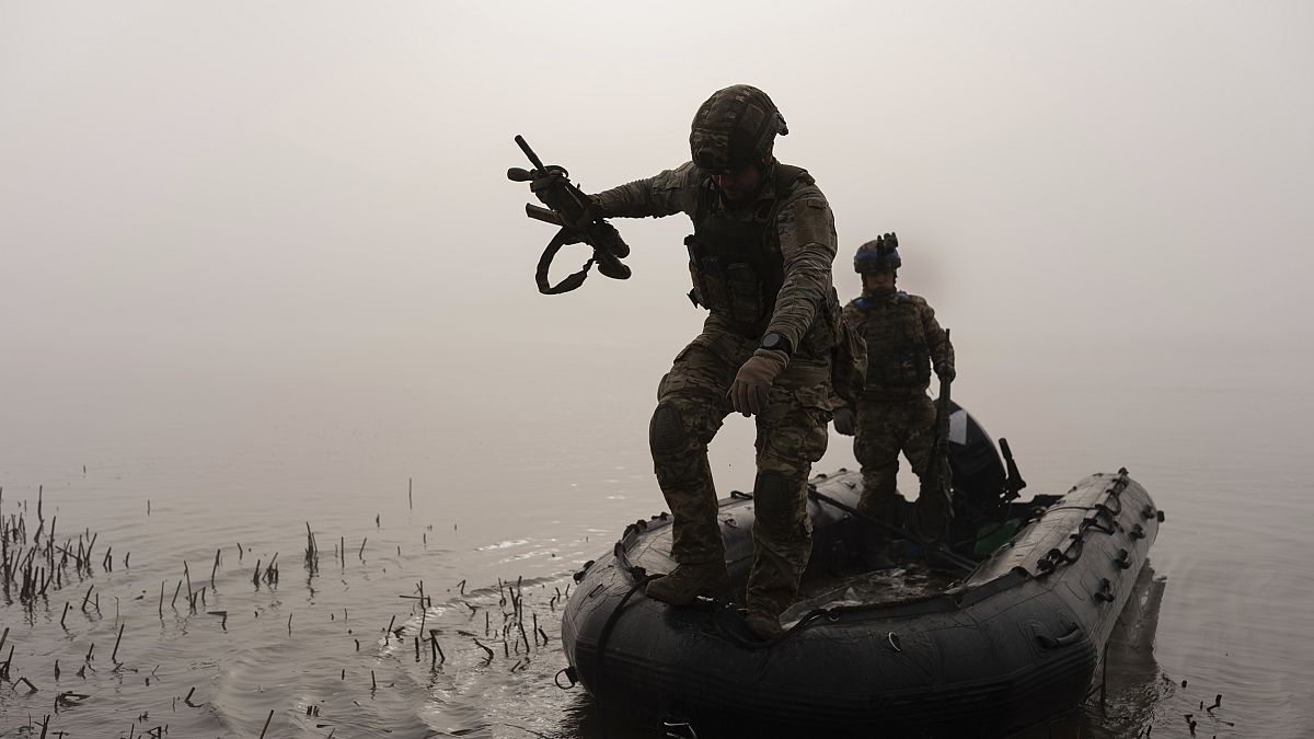 جندي أوكراني يقفز من القارب إلى شاطئ دنيبرو، أوكرانيا، الأحد 15 أكتوبر 2023