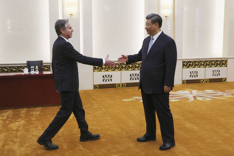 Ο πρόεδρος της Κίνας Σι Τζινπίνγκ υποδέχεται τον αμερικανό ΥΠΕΞ Άντονι Μπλίνκεν στο Πεκίνο