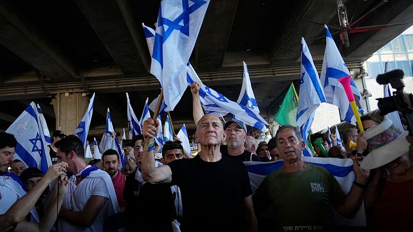 اولمرت در جمع معترضان به سیاست‌ اصلاحات قضایی دولت نتانیاهو در تاریخ سوم ژوئیه ۲۰۲۳