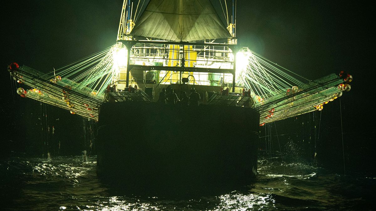 Chang Tai 802, un buque de bandera china, pesca calamares por la noche en alta mar frente a la costa occidental de Sudamérica en 2021.