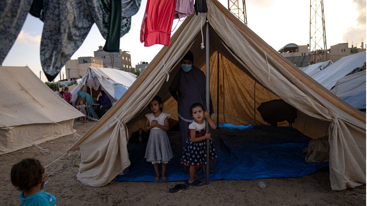 أطفال فلسطينيون نزحوا بسبب القصف الإسرائيلي على قطاع غزة يقيمون في مخيم الخيام الذي قدمه برنامج الأمم المتحدة الإنمائي في خان يونس يوم الخميس 19 أكتوبر 2023.