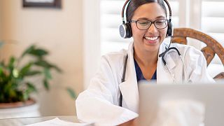  Дъщерно сдружение на френската железница разгласи в петък, че възнамерява да разположи телемедицински уреди за справяне с медицинските проблеми. 