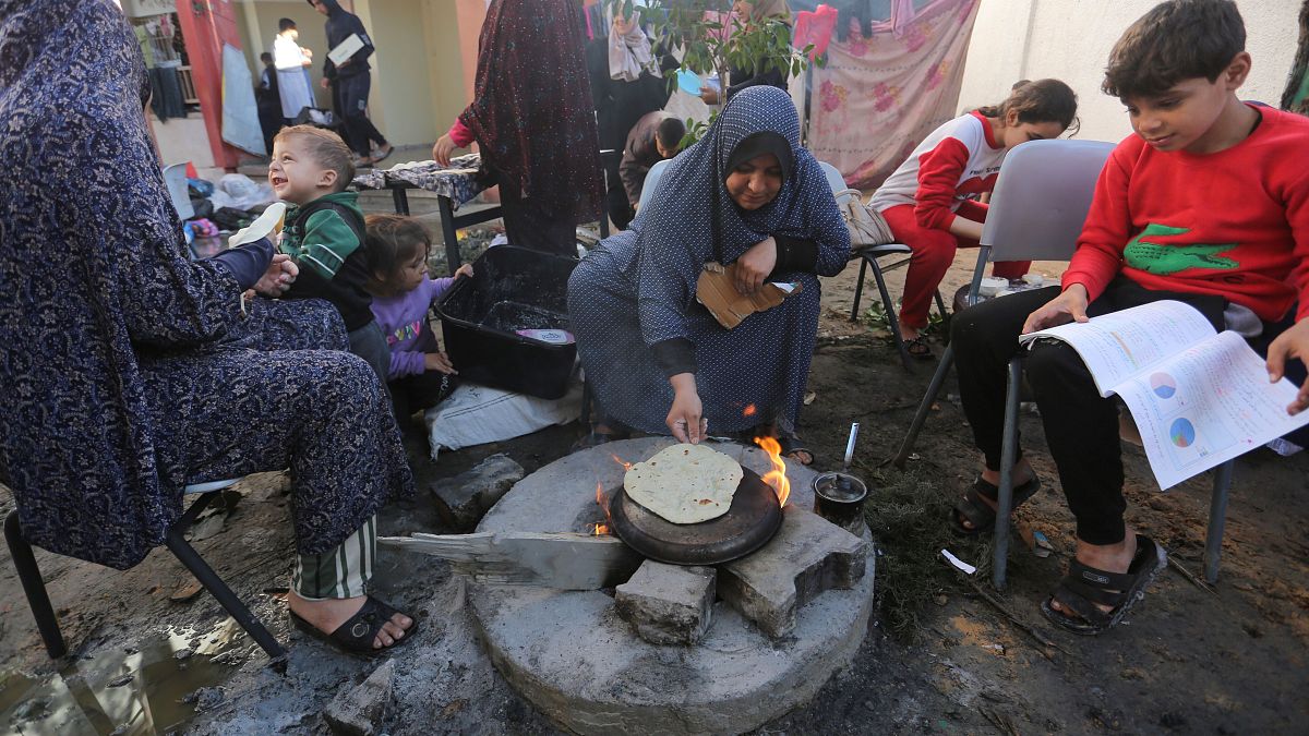 أم فلسطينية لاجئة تعد الخبز في رفح