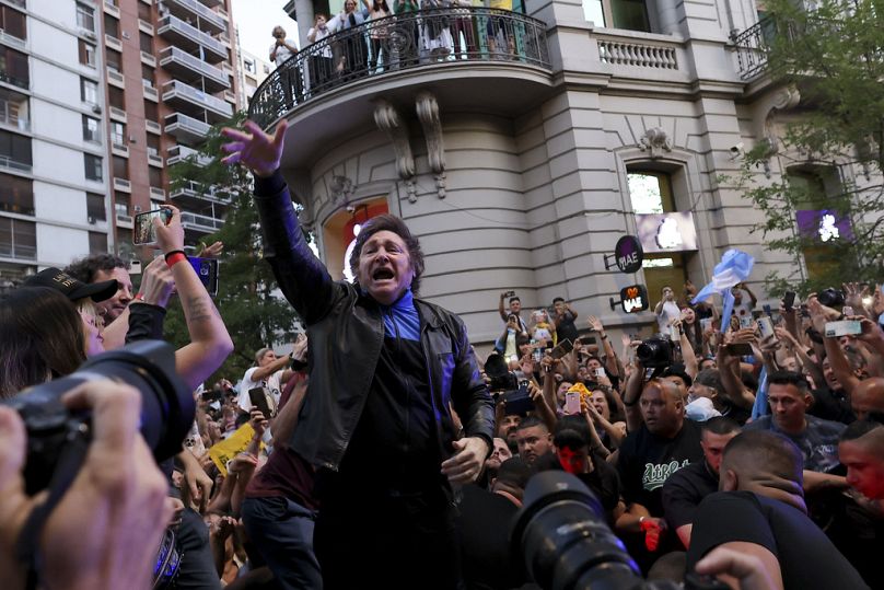 Javier Milei salue ses partisans lors de son meeting de clôture de campagne à Cordoba, en Argentine, le jeudi 16 novembre 2023.