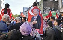 أنصار إردوغان يتجمعون قرب المسجد المركزي الجديد لرؤية الرئيس التركي في كولونيا