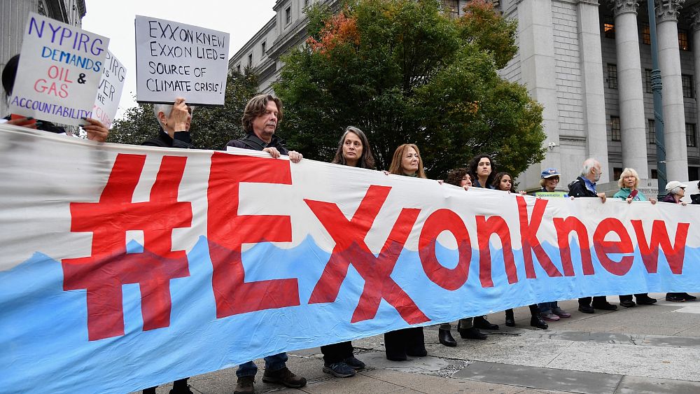 Климатичните активисти протестират в първия ден от процеса Exxon Mobil