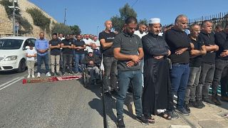 فلسطينيون يؤدون صلاة الجمعة في القدس