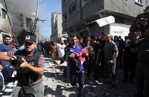 فلسطينيون ينقذون ناجين بعد غارة إسرائيلية على رفح