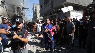 فلسطينيون ينقذون ناجين بعد غارة إسرائيلية على رفح