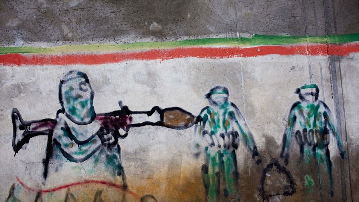 Graffiti que muestra a militantes de Hamás en una pared de la ciudad de Gaza, martes 12 de abril de 2011.