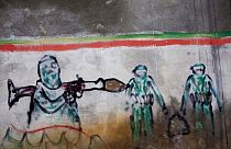 Граффити с изображением боевиков ХАМАС на стене в городе Газа, вторник, 12 апреля 2011 г.