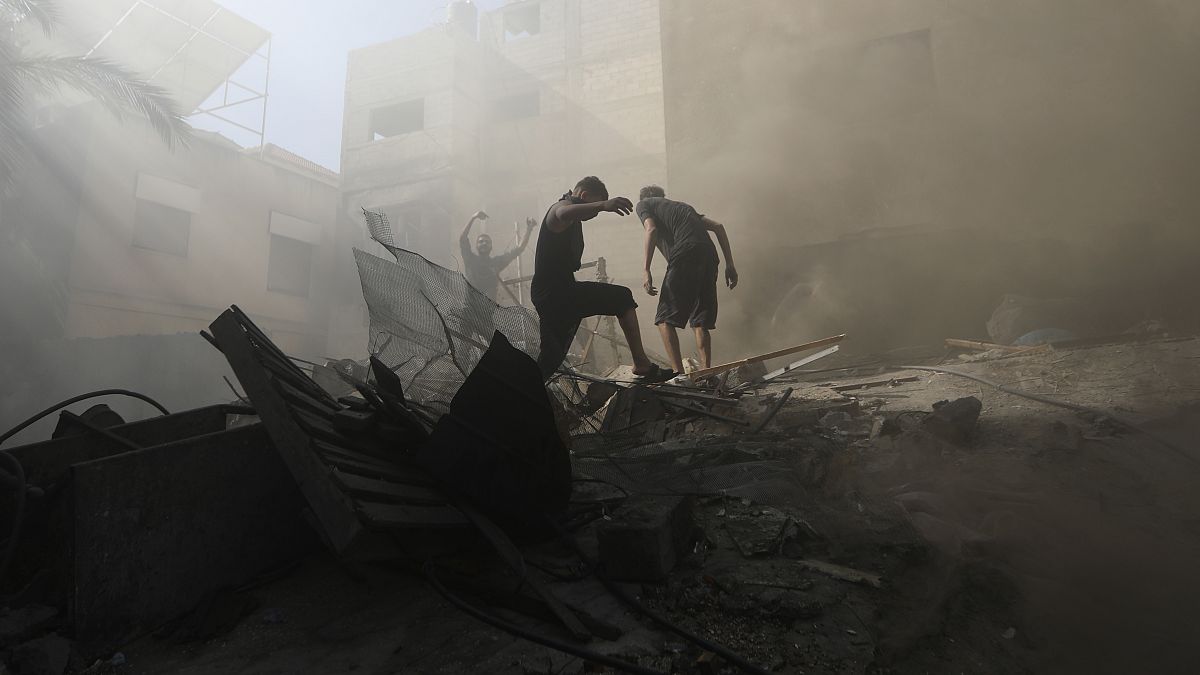 فلسطينيون يبحثون بين الركام عن ناجين بعد قصف على مدينة خان يونس، جنوبي مدينة غزة ـ أرشيف