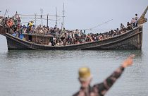 مردم محلی اندونزی روز پنجشنبه ۱۶ نوامبر مانع پهلوگیری قایق مهاجران شدند