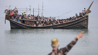 مردم محلی اندونزی روز پنجشنبه ۱۶ نوامبر مانع پهلوگیری قایق مهاجران شدند