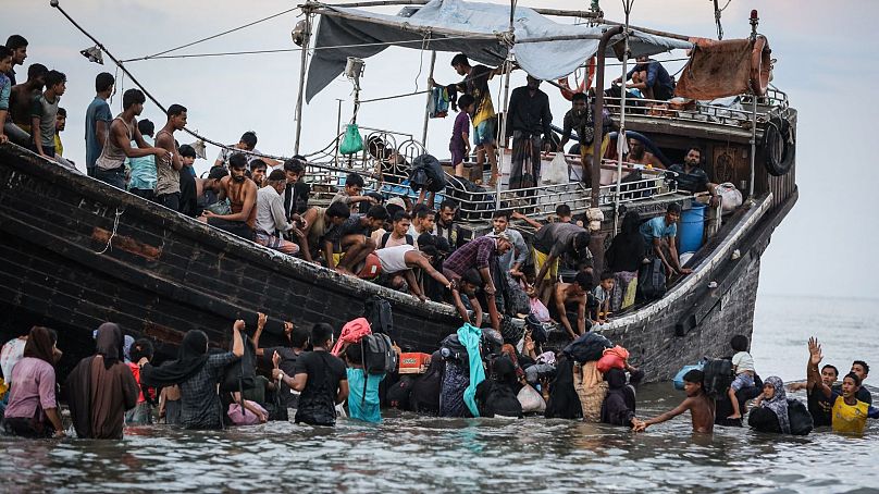 مردم محلی در استان آچه مهاجران را مجبور کردند به قایق‌های خود بازگردند