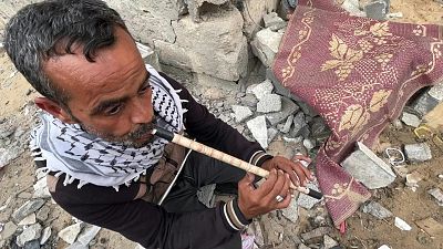 فلسطيني بقي في منزله المدمر
