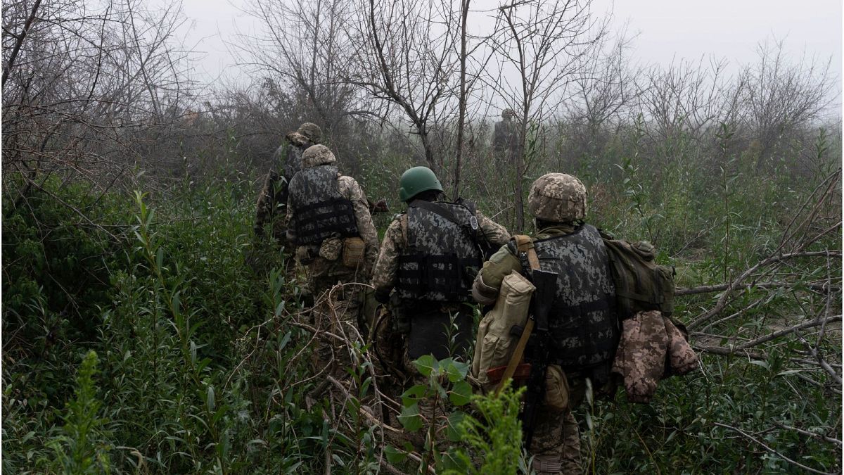 سربازان نیروی دریایی اوکراین در بخشی از ساحل رودخانه دنیپرو در نزدیکی خرسون