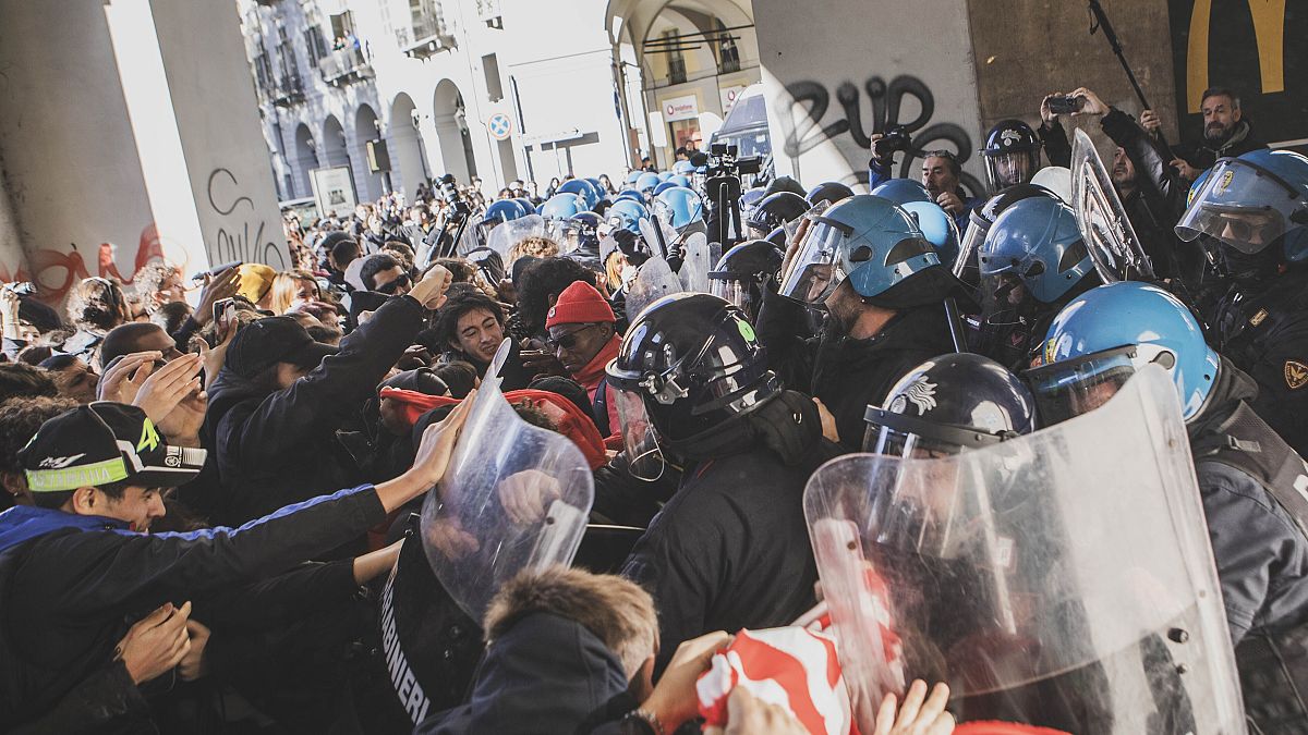 اشتباكات بين الشرطة والمضربين عن العمل في إيطاليا
