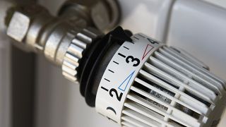  Термостатичен вентил е изобразен на нагревател в къща в Бремен, Германия. 