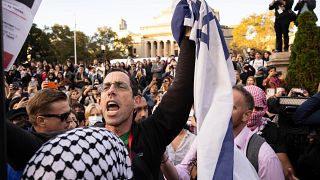 رجل مؤيد لإسرائيل يصرخ على متظاهرين مؤيدين لفلسطين في مظاهرة بجامعة كولومبيا في نيويورك