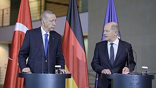 El presidente turco y el canciller alemán se dirigen a la prensa antes de su reunión este viernes en Berlín