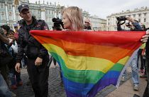 رجل شرطة يتحدث مع ناشط في مجال حقوق المثليين خلال اعتصام احتجاجي في ساحة دفورتسوفايا في سانت بطرسبرغ  - أرشيف