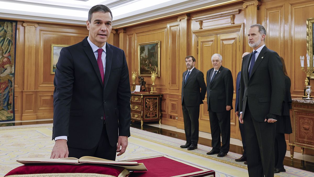 رئيس وزراء إسبانيا بيدرو سانشيز يؤدي اليمين الدستورية أمام ملك إسبانيا فيليبي خلال مراسم أداء اليمين في قصر زارزويلا بالقرب من مدريد