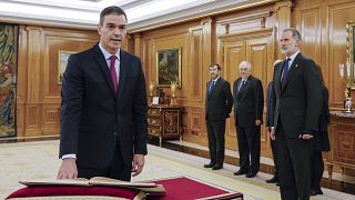 رئيس وزراء إسبانيا بيدرو سانشيز يؤدي اليمين الدستورية أمام ملك إسبانيا فيليبي خلال مراسم أداء اليمين في قصر زارزويلا بالقرب من مدريد