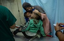 Família num hospital em Gaza
