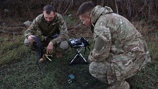 Soldados no terreno de guerra, na Ucrânia