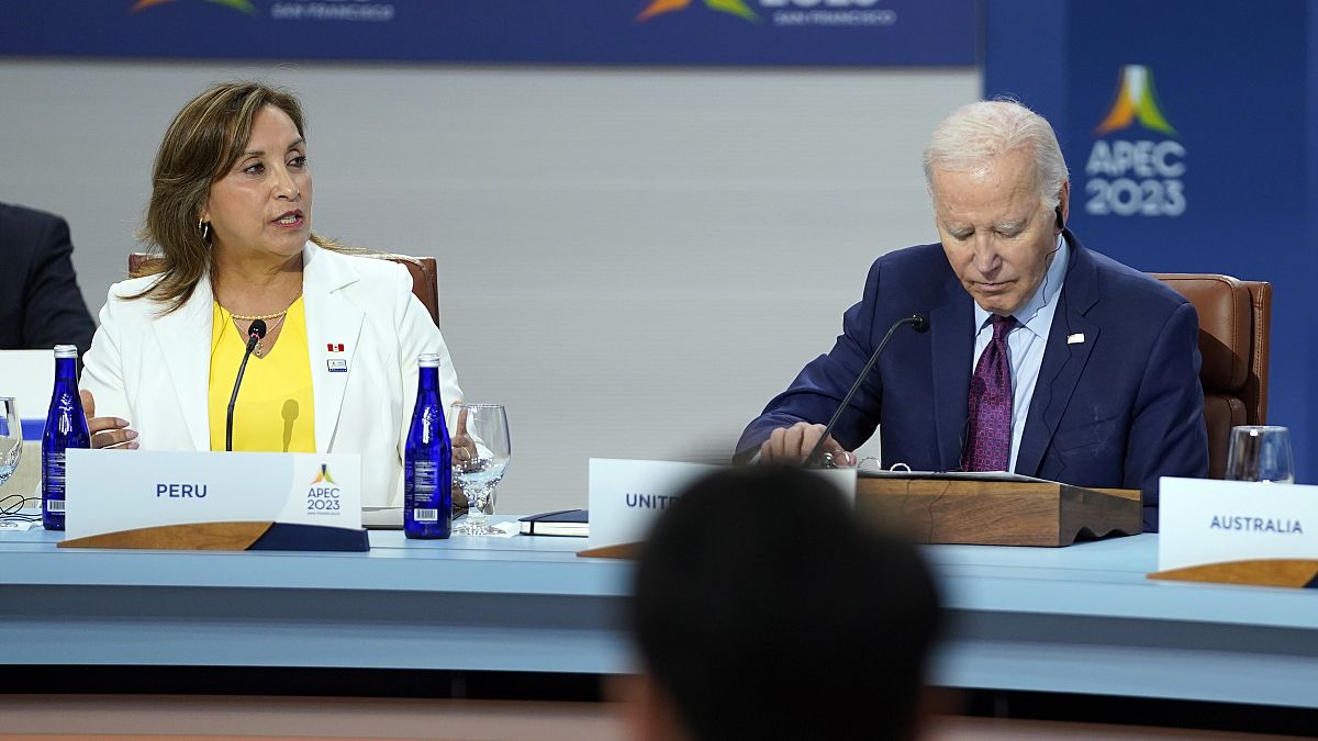 Presidente do Peru, Dina Boluarte e presidente dos EUA, Joe Biden, na cimeira da APEC, em São Francisco, 16 de novembro de 2023